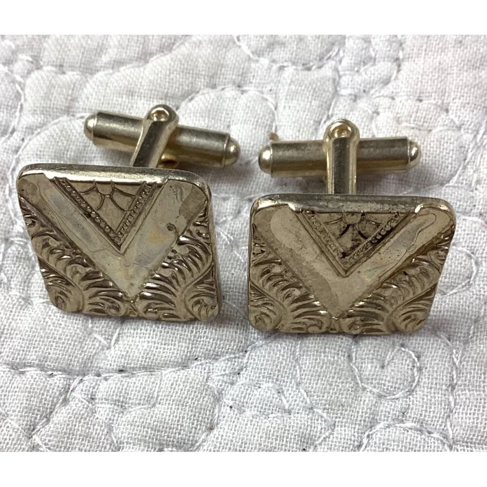4 pairs of Vintage Gold & Silver Tone Cufflinks & 2 Tie Clips